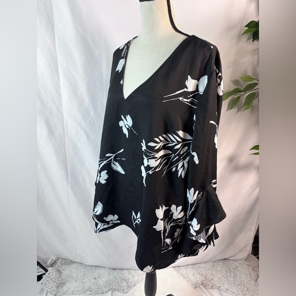 Vince Camuto Black and White Floral Blouse 🖤🖤 - Picture 11 of 14